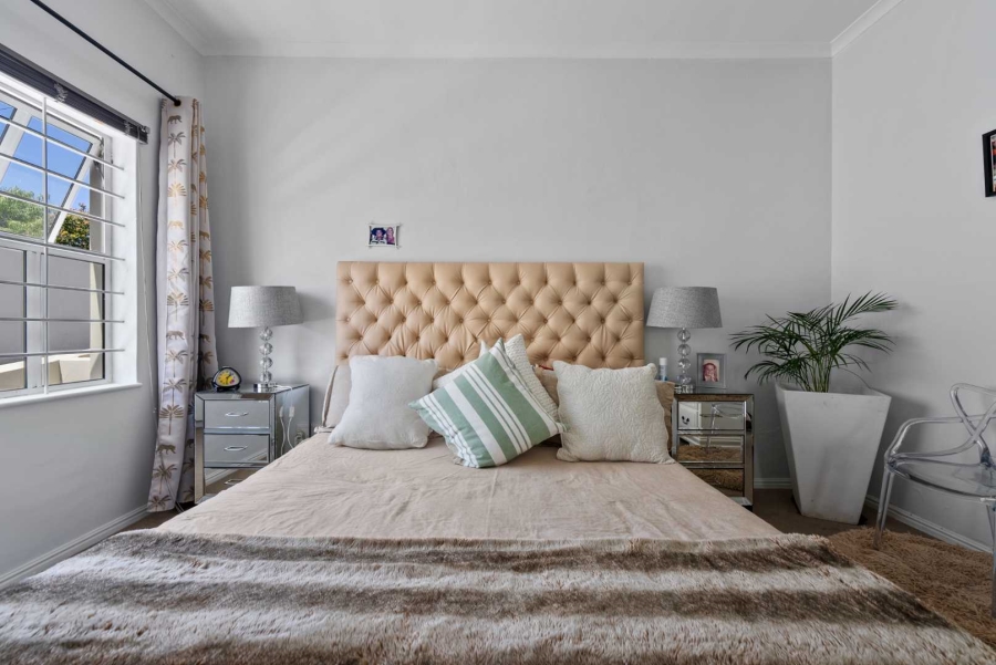 5 Bedroom Property for Sale in Green Point Western Cape